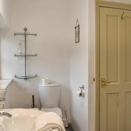 May Cottage آمبيلسايد